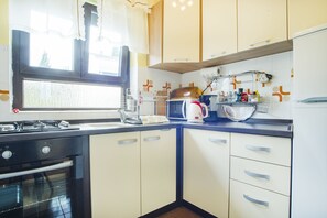 Een koelkast, een magnetron, een oven, een kookplaat