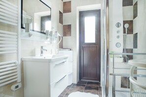 Combined shower/tub, hair dryer, towels, soap