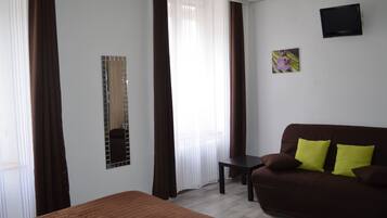 Familie vierpersoonskamer | Individueel gedecoreerd, individueel gemeubileerd, een bureau