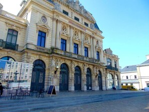 A historic building with classical architecture, featuring a central entrance with large doors and a balcony above. - Hotel de La Croix de Malte (Cherbourg-en-Cotentin)