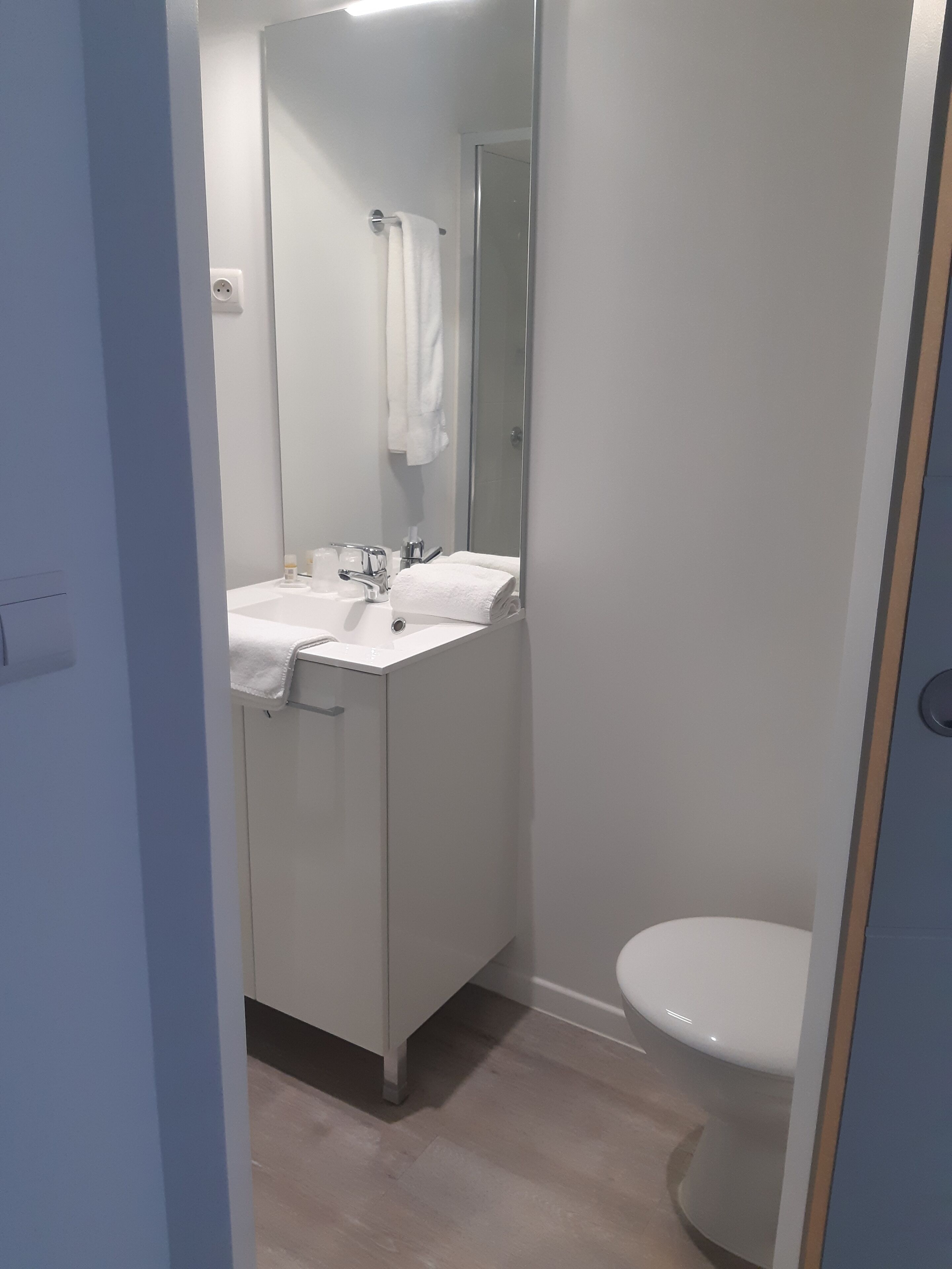 standard double room | bathroom | shower, free toiletries, hair dryer, towels