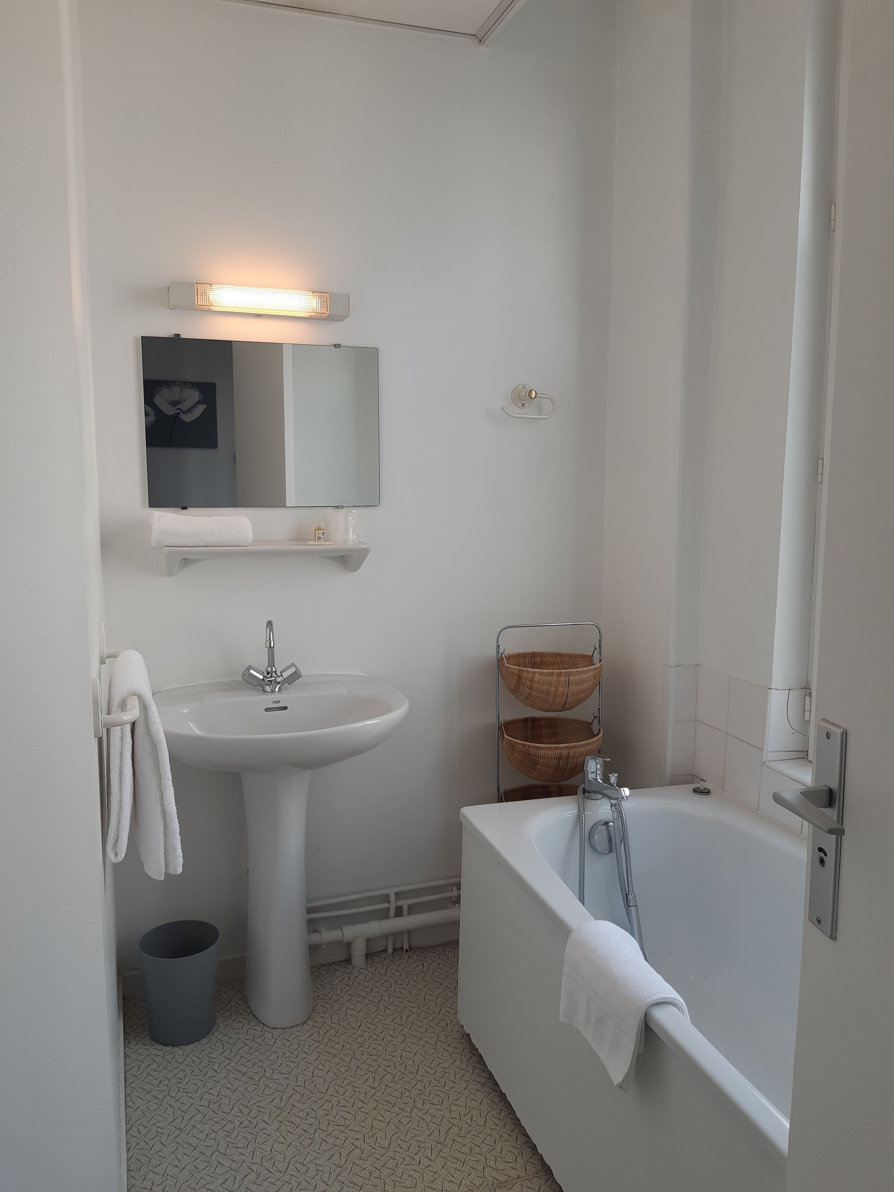superior room | bathroom | shower, free toiletries, hair dryer, towels