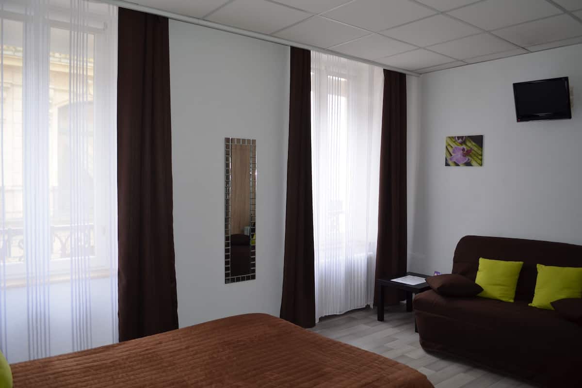 superior room | 1 bedroom, individually decorated, individually furnished, desk