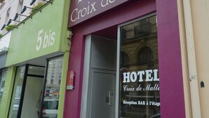 A hotel facade with a sign reading "Hotel Croix de Malte" and a green awning with "5 bis" indicating the address. - Hotel de La Croix de Malte (Cherbourg-en-Cotentin)