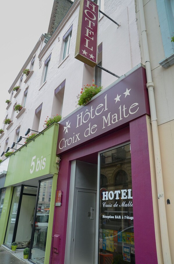 A hotel facade with a sign reading "Hotel Croix de Malte" and a green awning with "5 bis" indicating the address. - Hotel de La Croix de Malte (Cherbourg-en-Cotentin)