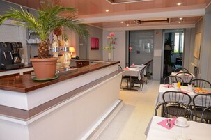 Café da manhã continental diário (EUR 9 por pessoa) 