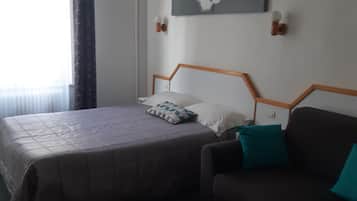 Superior kamer | Individueel gedecoreerd, individueel gemeubileerd, een bureau