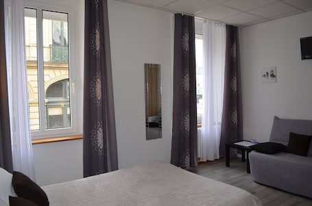 Decoración personalizada, muebles diferentes y escritorio . Hotel de La Croix de Malte
