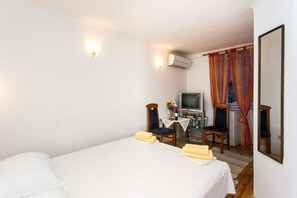 Doppelzimmer (Double Room)