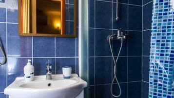 Double Room (Double Room) | Bathroom | Shower, towels
