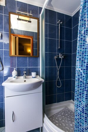 Habitació doble (Double Room) | Bany | Dutxa i tovalloles 