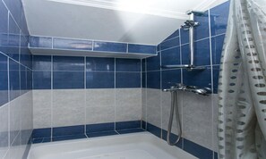 Double Room (Superior Double Room) | Bathroom | Shower, towels