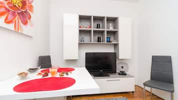 Apartment (One Bedroom Apartment with Terrace) | Dining room