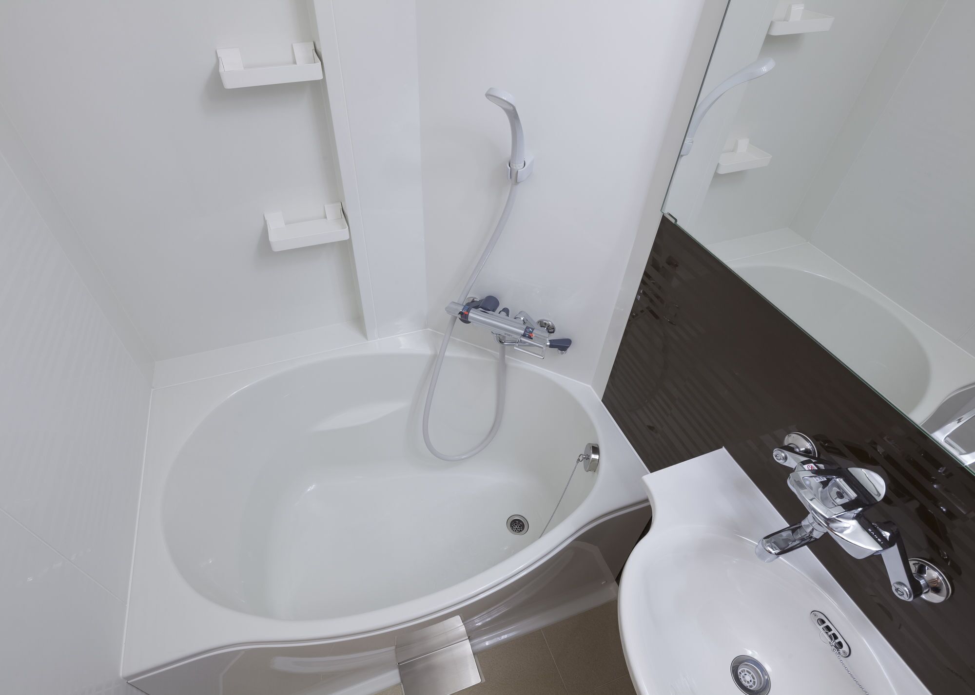 combined shower/bathtub, free toiletries, hair dryer, slippers