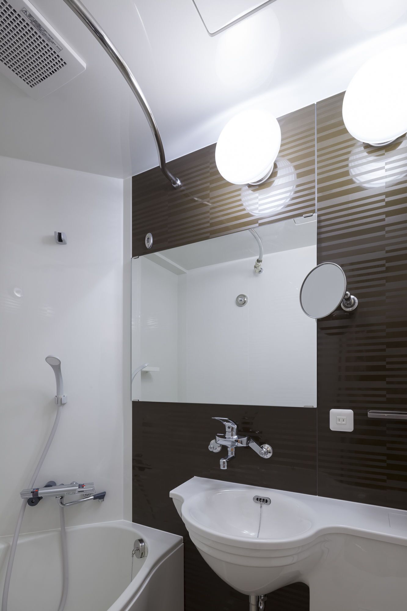 combined shower/bathtub, free toiletries, hair dryer, slippers