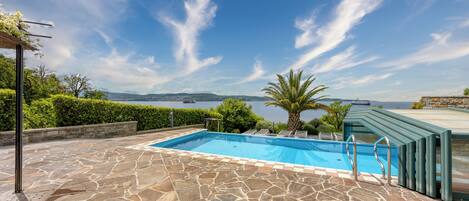 시즌별로 운영되는 야외 수영장, 온수 수영장