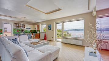 21-inch flat-screen TV with digital channels, stereo