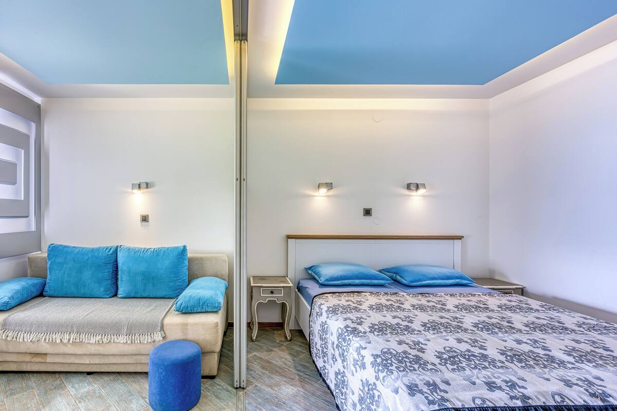 Departamento de luna de miel, 1 habitación, frente al mar (Pool Studio Debeli Rtič 1) | 4 habitaciones, wifi gratis y ropa de cama