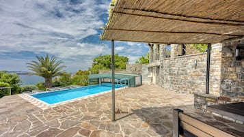 Piscina stagionale all'aperto, una piscina riscaldata