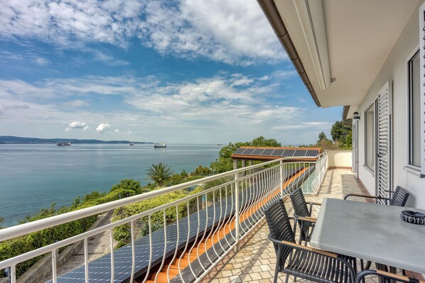 Outdoor dining - Pool Apartments Debeli Rtič (Ankaran)