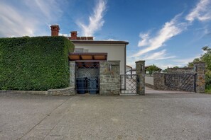 Property entrance - Pool Apartments Debeli Rtič (Ankaran)