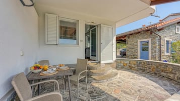 Familieleilighet, 1 soverom, mikrobølgeovn, sjøvendt (Debeli Rtič Studio 2 - Pool & Sea) | Terrasse/patio