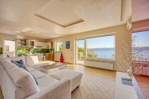 Appartamento familiare, camere multiple, fronte mare (Pool Apartment Debeli Rtič 3) | Area soggiorno | TV a schermo piatto 21 pollici con canali digitali, impianto stereo