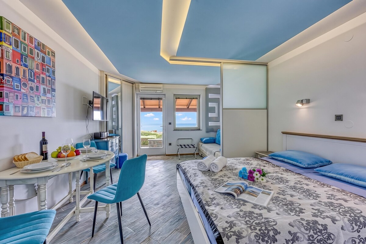 Apartemen Bulan Madu, 1 kamar tidur, microwave, menghadap laut (Debeli Rtič Studio 1 - Pool & Sea) | 4 kamar tidur dan Wi-Fi