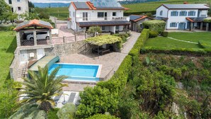 Piscina a l'aire lliure de temporada i piscina climatitzada 