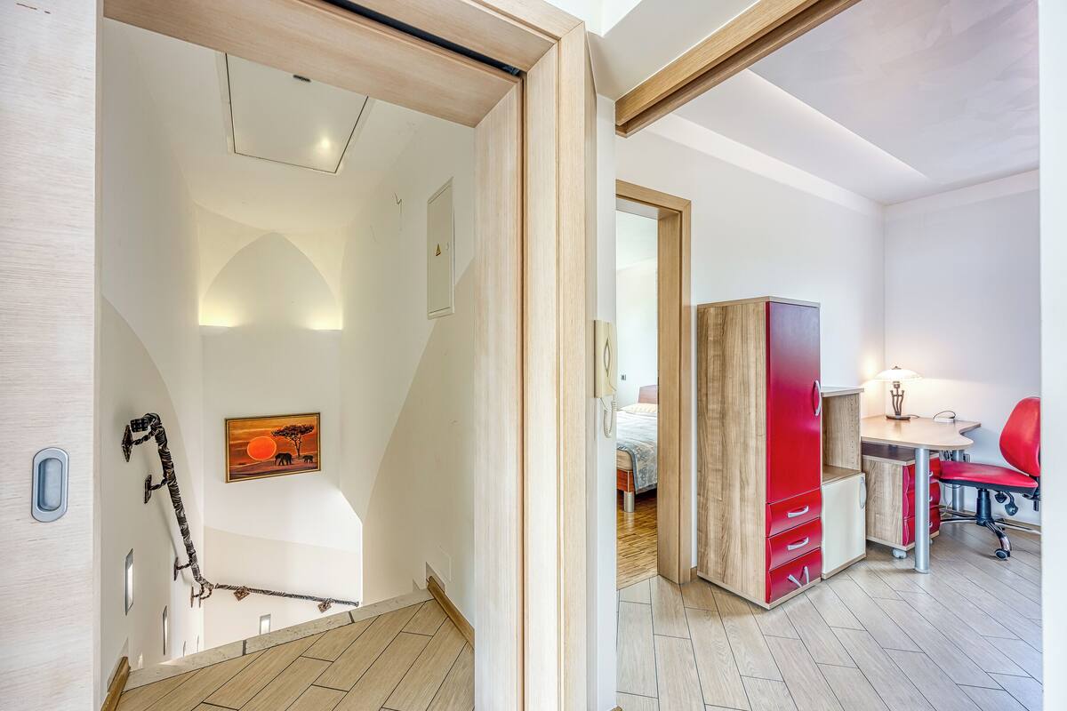 Familjelägenhet - 4 sovrum - balkong - mot havet (Pool Apartment Debeli Rtič 3) | 4 sovrum och wi-fi