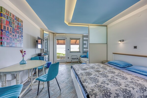 Honeymoon Apartment, Multiple Bedrooms, Sea Facing (Pool Studio Debeli Rtič 1) | 4 bedrooms, free WiFi, bed sheets - Pool Apartments Debeli Rtič (Ankaran)