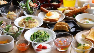 Daily buffet breakfast (JPY 2500 per person)