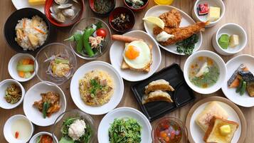 Daily buffet breakfast (JPY 2500 per person)