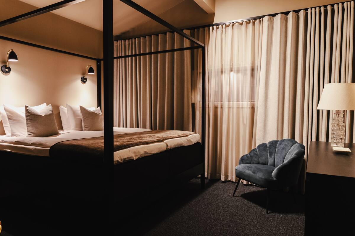 Suite with loft | Minibar, caja fuerte, cortinas opacas y tabla de planchar con plancha