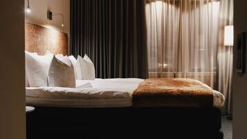 Habitación doble, balcón | 1 dormitorio, minibar, caja fuerte y cortinas opacas