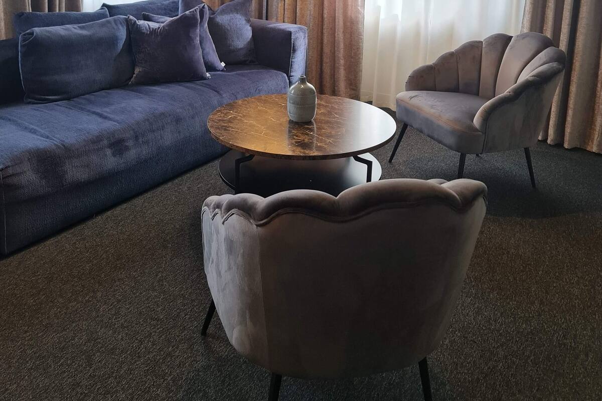 Habitación familiar | Zona de estar | Smart TV de 43 pulgadas con canales por cable, una televisión