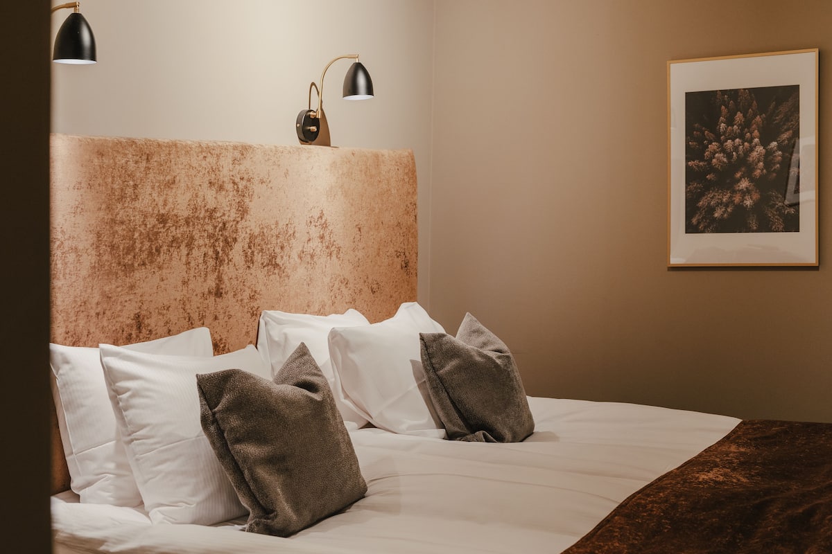 Suite | 1 dormitorio, minibar, caja fuerte y cortinas opacas