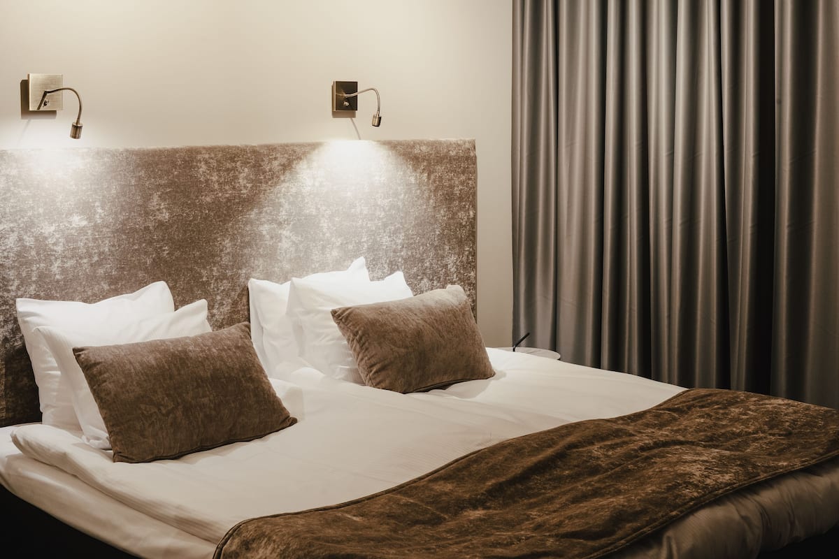 Habitación doble, balcón | 1 dormitorio, minibar, caja fuerte y cortinas opacas