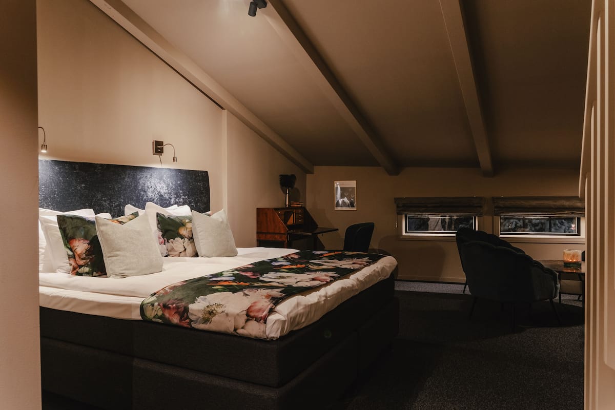 Junior Suite with loft | Minibar, caja fuerte, cortinas opacas y tabla de planchar con plancha