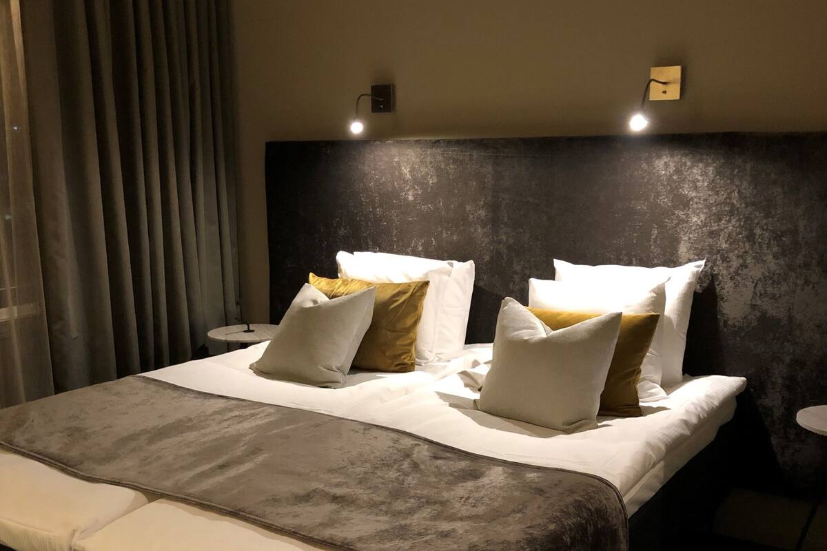 Habitación doble, balcón | Minibar, caja fuerte, cortinas opacas y tabla de planchar con plancha