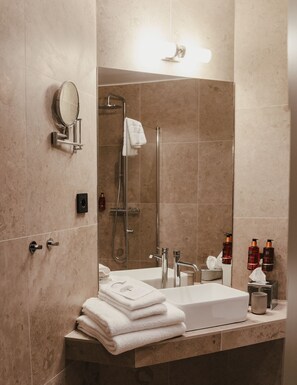 Double Room | Bathroom | Shower, free toiletries, hair dryer, heated floors - Hotell Viktors (Salen)