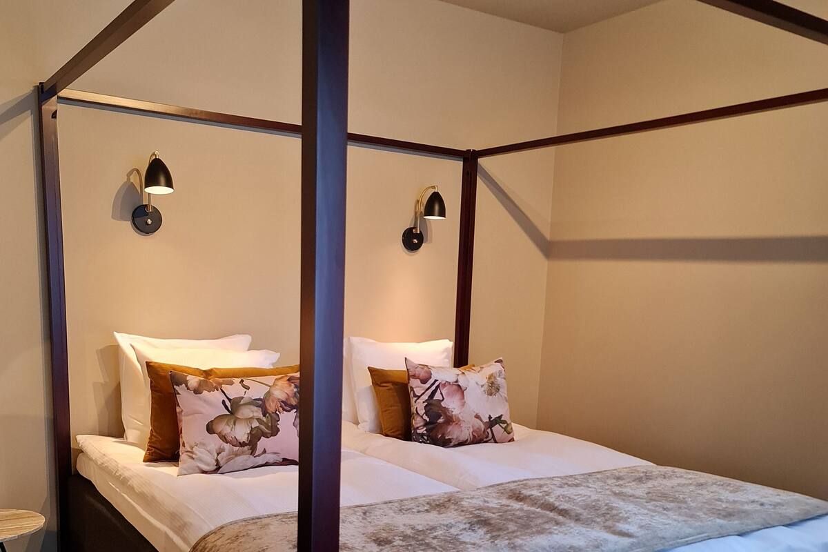 Suite | Minibar, caja fuerte, cortinas opacas y tabla de planchar con plancha