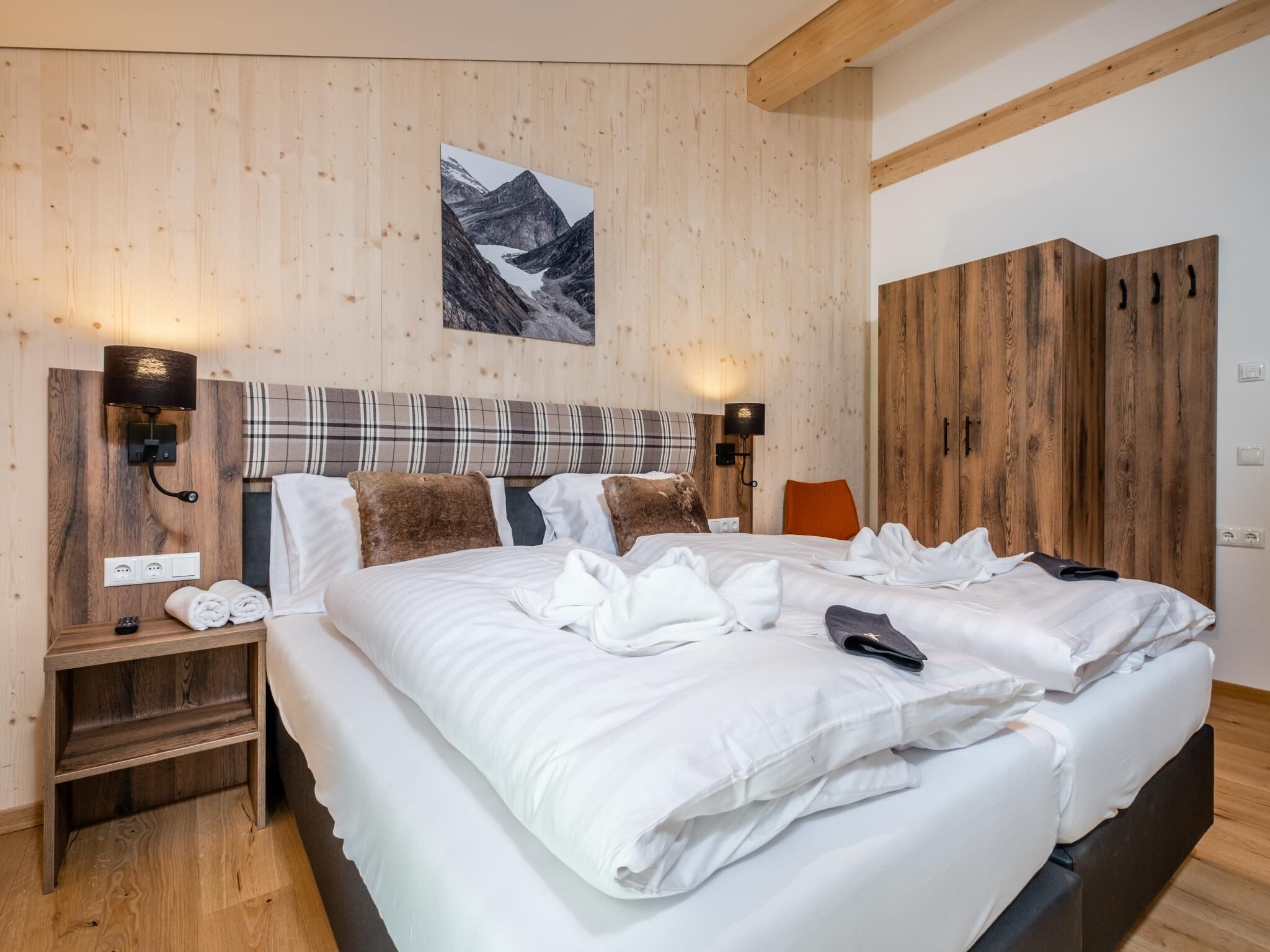 4 bedrooms, bed sheets
