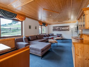 Chalet (Multiple Bedrooms) | Salle de séjour