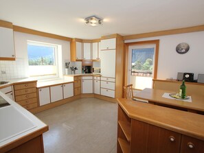 Een magnetron, een oven, een vaatwasser, een rijstkoker