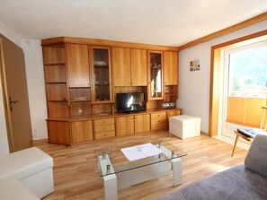 Een televisie en een stereo