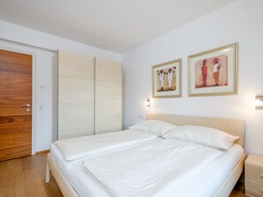 3 Schlafzimmer, Babybetten, Bettwäsche