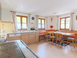 Réfrigérateur, four, lave-vaisselle, cafetière/bouilloire