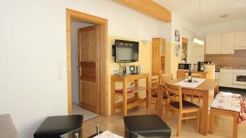 Apartment (2 Bedrooms) | Essbereich im Zimmer