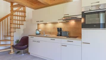 Oven, mesin pencuci piring, penanak nasi, dan kursi makan untuk bayi